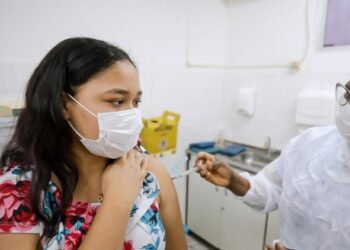 Camaçari inicia vacinação de adolescentes com comorbidades contra Covid nesta segunda