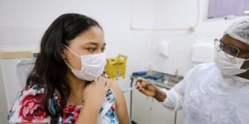 Camaçari inicia vacinação de adolescentes com comorbidades contra Covid nesta segunda