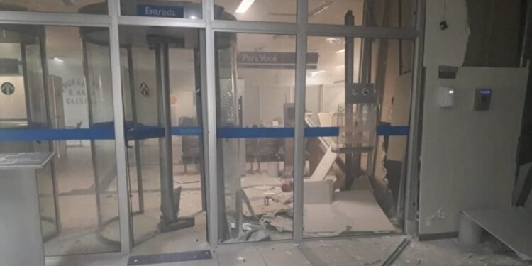 Caixas eletrônicos de agência bancária são explodidos no sul da Bahia