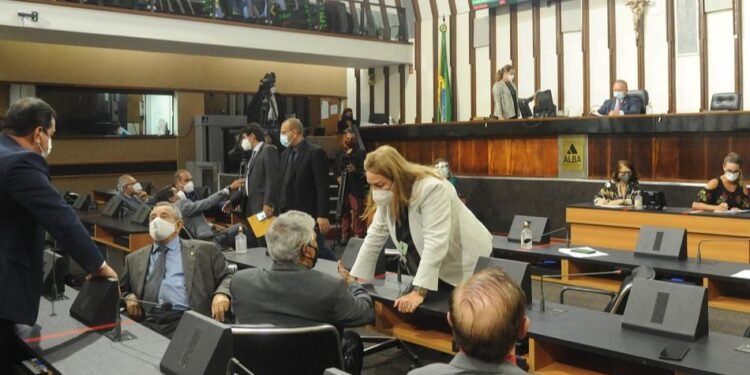 Alba aprova projeto que beneficia estudantes da rede pública e das universidades estaduais