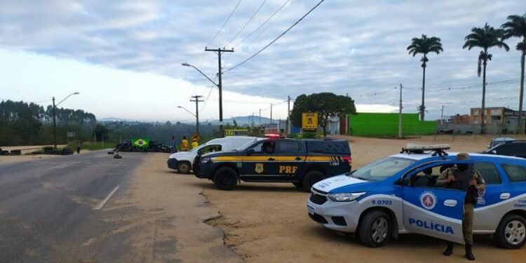 Forças de Segurança desbloqueiam trechos ocupados por caminhoneiros na BR-116