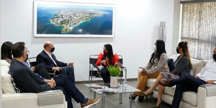 Moema Gramacho confirma fase de estudos de novo modal de transporte em Lauro de Freitas