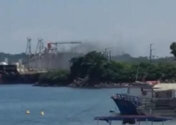 Candeias: Navio pega fogo no Porto de Aratu e preocupa moradores da região