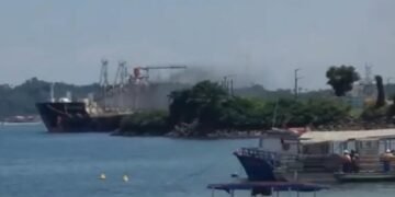 Candeias: Navio pega fogo no Porto de Aratu e preocupa moradores da região