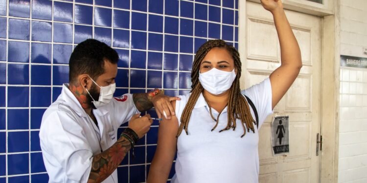 Bahia ultrapassa marca de 80% da população adulta vacinada com primeira dose ou dose única