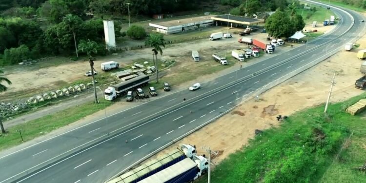 Após novo apelo do governo, caminhoneiros bolsonaristas começam a liberar rodovias