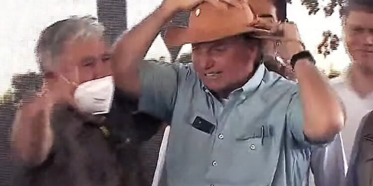 Bolsonaro volta a ameaçar jogo ‘fora das 4 linhas da Constituição’