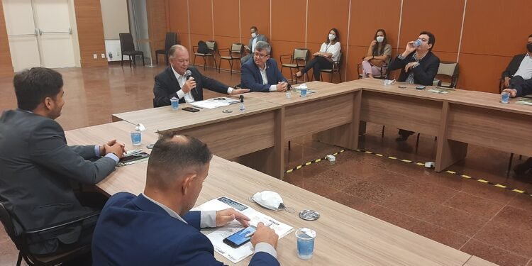 Fiol: Leão participa de encontro com a Valec no Senai/CIMATEC