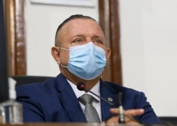 Governador em exercício, Adolfo Menezes, adia feriado do Servidor Público Estadual