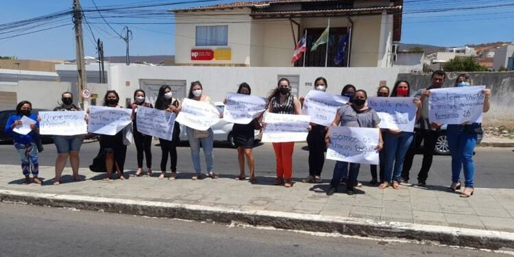 Professores concursados buscam apoio da Câmara de Aracatu para que sejam convocados