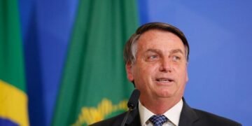 “Antes só bandido tinha armas”, diz Bolsonaro em resposta a arcebispo