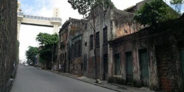 Adolfo Menezes, governador em exercício, desapropria área no Centro Histórico de Salvador