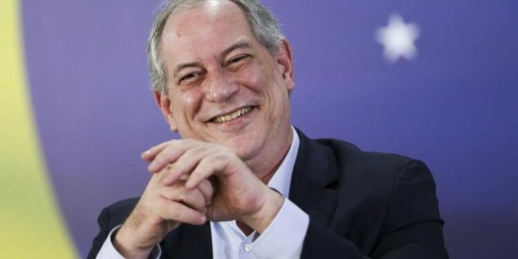 Chamado de mentiroso, Ciro se diz arrependido de ter lutado contra impeachment de Dilma