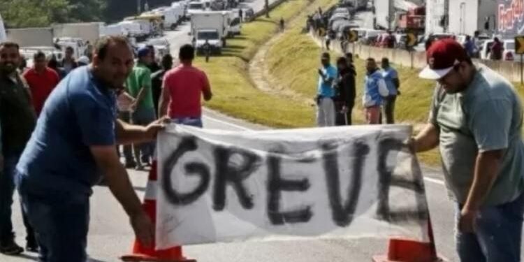 Maioria dos caminhoneiros apoia e a ‘greve está mantida’, afirma líder da categoria
