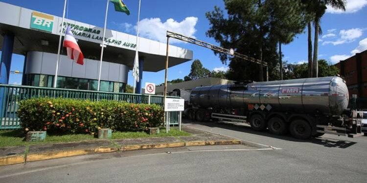 A venda da Refinaria Landulpho Alves e os impactos sobre a economia baiana