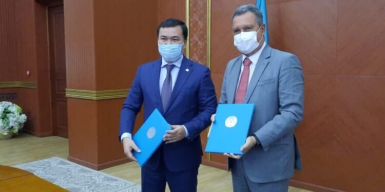 Governador Rui Costa assina acordo de cooperação e visita parque industrial no Cazaquistão