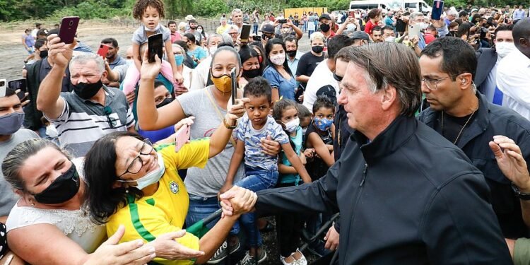 PoderData: Reprovação de Bolsonaro recua para 58% e aprovação cresce para 33%
