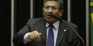 Contra prejuízo à Bahia, Luiz Caetano articula bancada por rejeição à PEC dos Precatórios