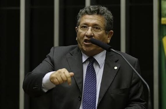 Contra prejuízo à Bahia, Luiz Caetano articula bancada por rejeição à PEC dos Precatórios