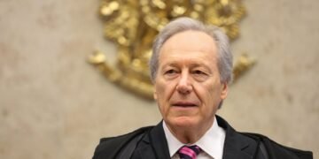 Lewandowski derruba dispositivos de lei que permite licenciamento ambiental na orla da Bahia