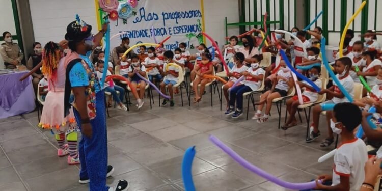 Crianças visitam Cantinho Literário Itinerante em Jequié