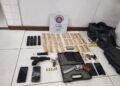 Soldado da PM e comparsa são presos com arma e munições