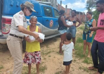 Famílias de Candeias recebem cestas básicas de PM