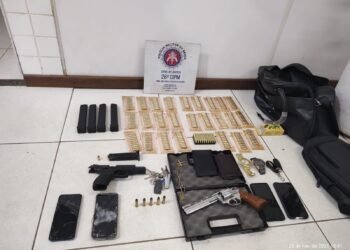 Soldado da PM e comparsa são presos com arma e munições