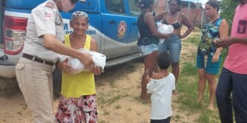 Famílias de Candeias recebem cestas básicas de PM