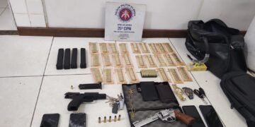 Soldado da PM e comparsa são presos com arma e munições