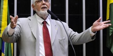 Solla pede à PGR investigação de “caronas” em aviões da FAB