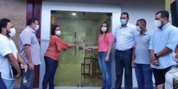 Floresta azul: Prefeita entrega centro administrativo reformado