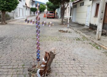 Brumadenses sinalizam buracos em vias públicas com cruz feitas de CD