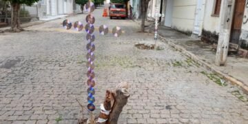 Brumadenses sinalizam buracos em vias públicas com cruz feitas de CD