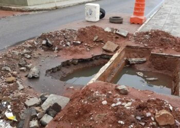 Moradores desembolsam R$ 1 mil para conserto de esgoto estourado em rua de Brumado