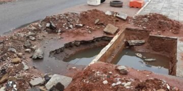 Moradores desembolsam R$ 1 mil para conserto de esgoto estourado em rua de Brumado