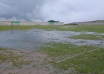 Chuva arrasta casa, alaga ruas e deixa estádio coberto de água em Itiruçu