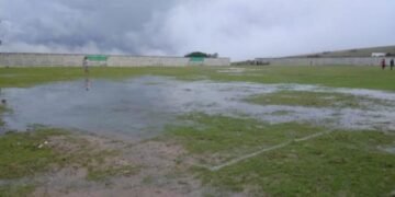 Chuva arrasta casa, alaga ruas e deixa estádio coberto de água em Itiruçu