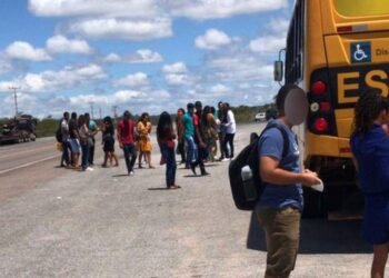 Estudantes de Ourolândia perdem prova do Enem após ônibus da prefeitura quebrar