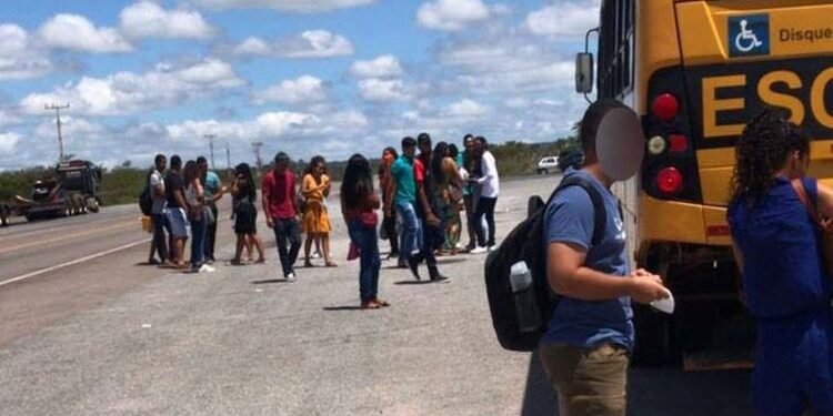 Estudantes de Ourolândia perdem prova do Enem após ônibus da prefeitura quebrar