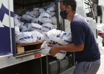 VLI conclui entrega de cerca de 30 mil cestas básicas a oito estados brasileiros
