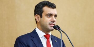 Tiago Correia pede obras em quatro bairros de Salvador