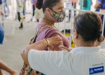 Saúde libera vacinação contra Covid-19 sem exigência do nome na lista em Salvador