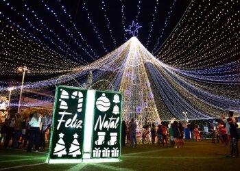É Natal no Subúrbio: Praça da Revolução tem iluminação natalina inaugurada