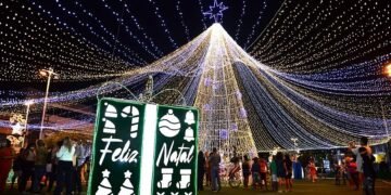 É Natal no Subúrbio: Praça da Revolução tem iluminação natalina inaugurada