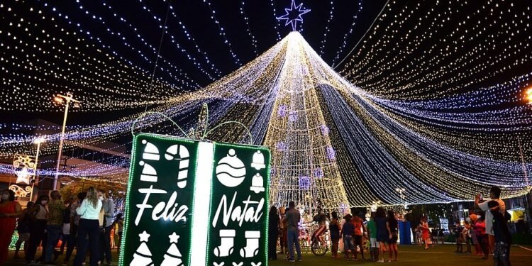 É Natal no Subúrbio: Praça da Revolução tem iluminação natalina inaugurada