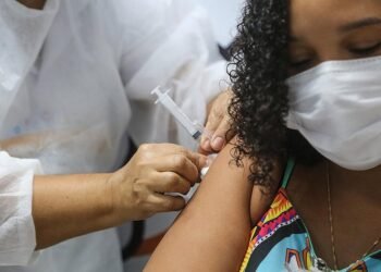 Veja quando você poderá tomar a terceira dose da vacina em Salvador