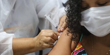 Veja quando você poderá tomar a terceira dose da vacina em Salvador