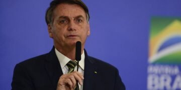 Bolsonaro anuncia prorrogação da desoneração da folha de pagamento por 2 anos