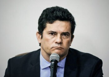 Moro é xingado em aeroporto após ser reconhecido por manifestantes